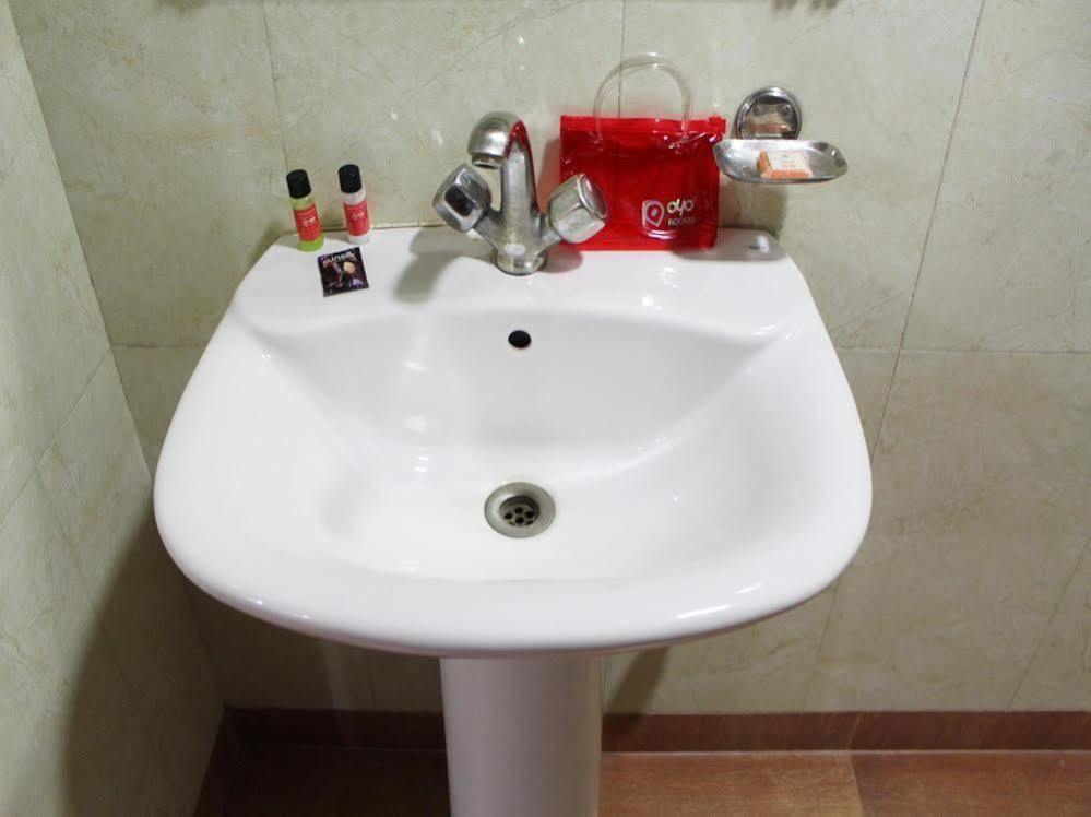 ניו דלהי Oyo 2705 Hotel Preet Palace מראה חיצוני תמונה