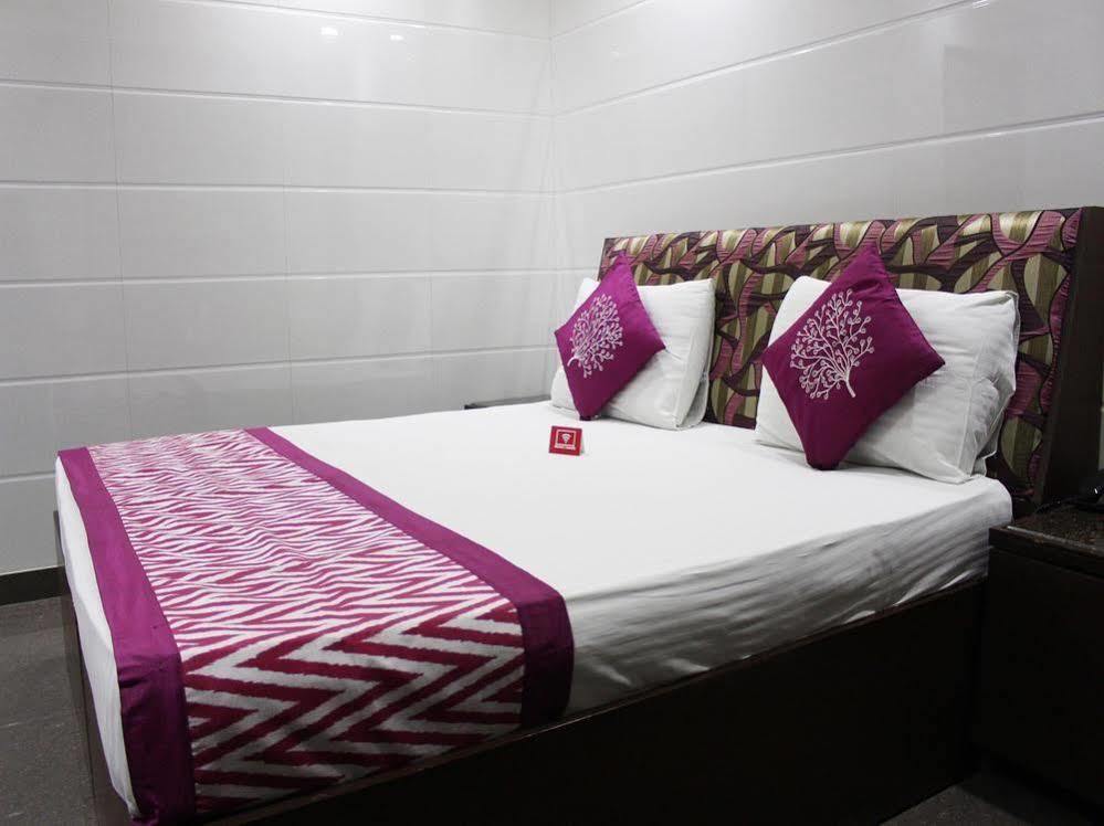 ניו דלהי Oyo 2705 Hotel Preet Palace מראה חיצוני תמונה