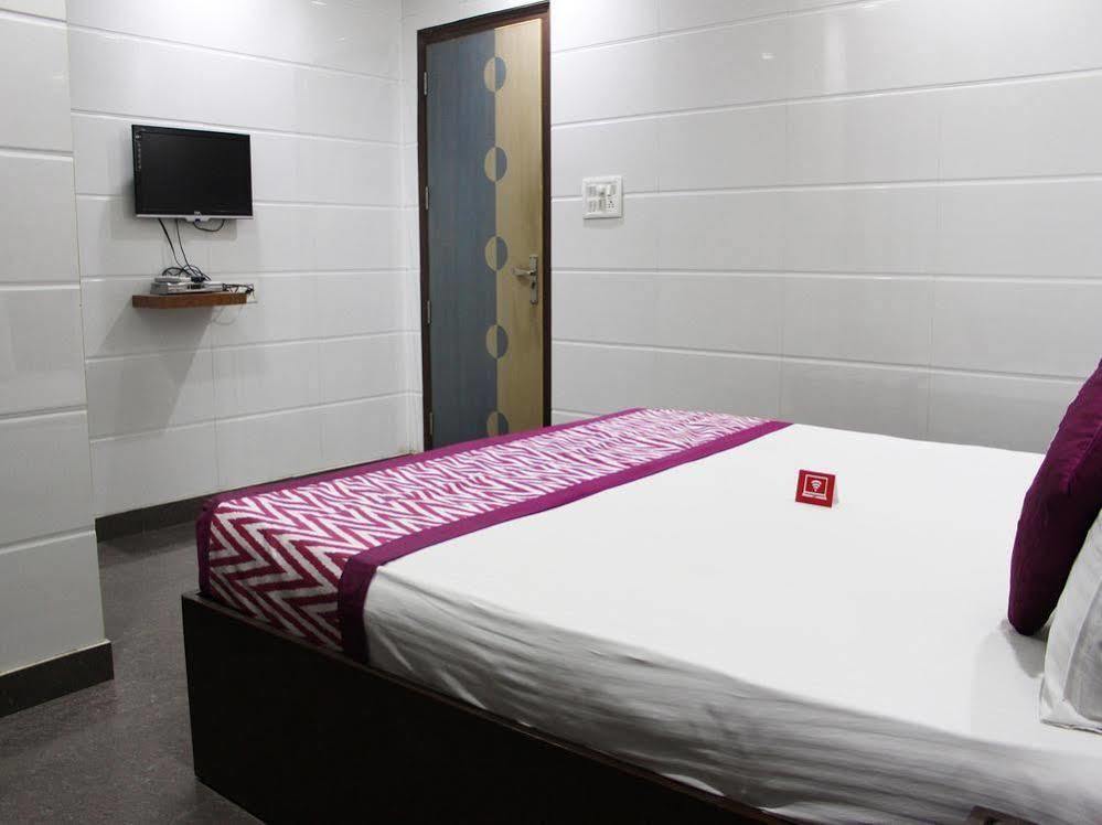 ניו דלהי Oyo 2705 Hotel Preet Palace מראה חיצוני תמונה