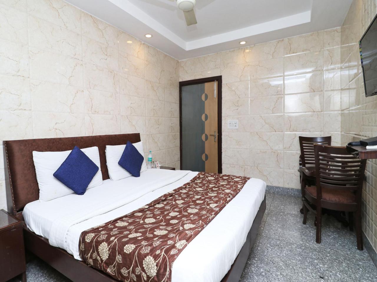 ניו דלהי Oyo 2705 Hotel Preet Palace מראה חיצוני תמונה