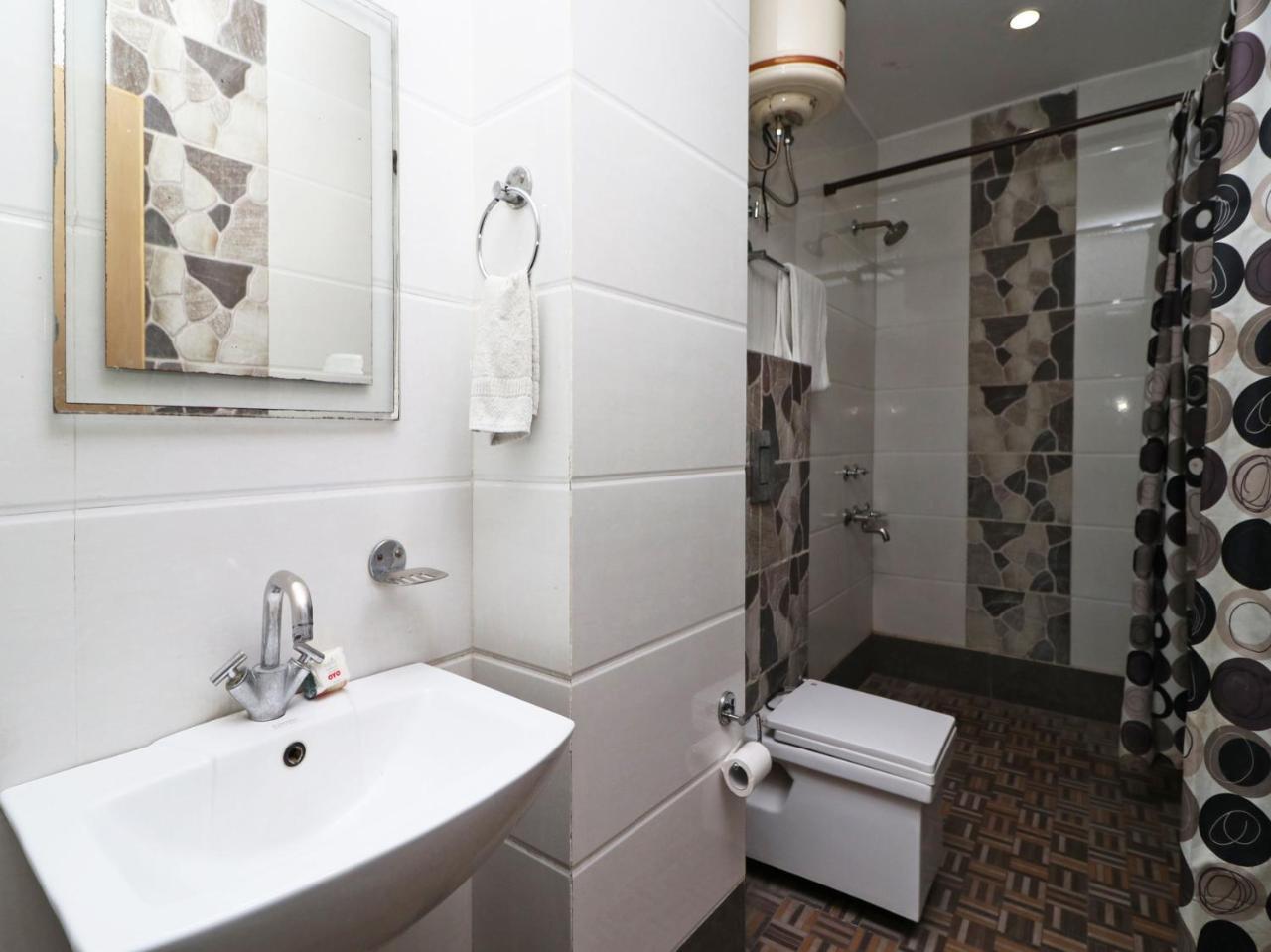 ניו דלהי Oyo 2705 Hotel Preet Palace מראה חיצוני תמונה