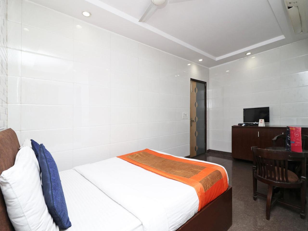 ניו דלהי Oyo 2705 Hotel Preet Palace מראה חיצוני תמונה