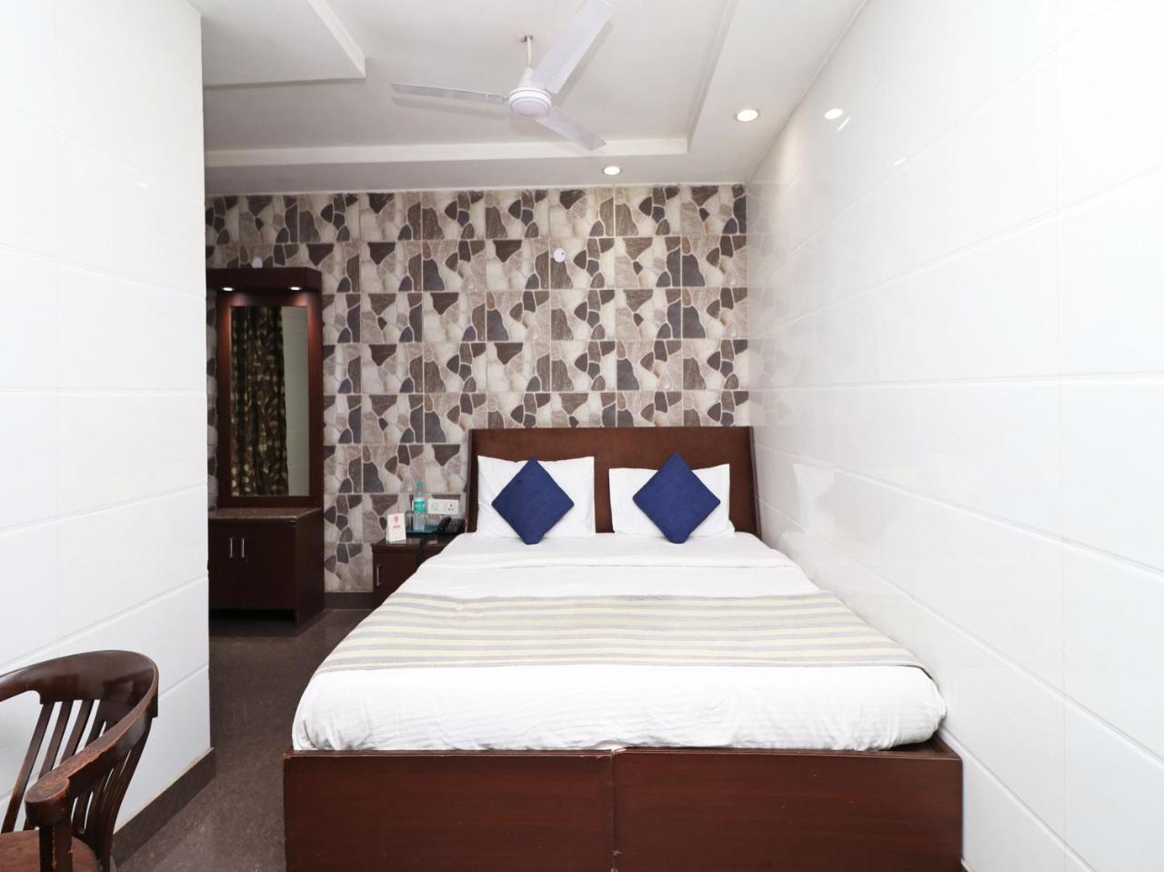 ניו דלהי Oyo 2705 Hotel Preet Palace מראה חיצוני תמונה