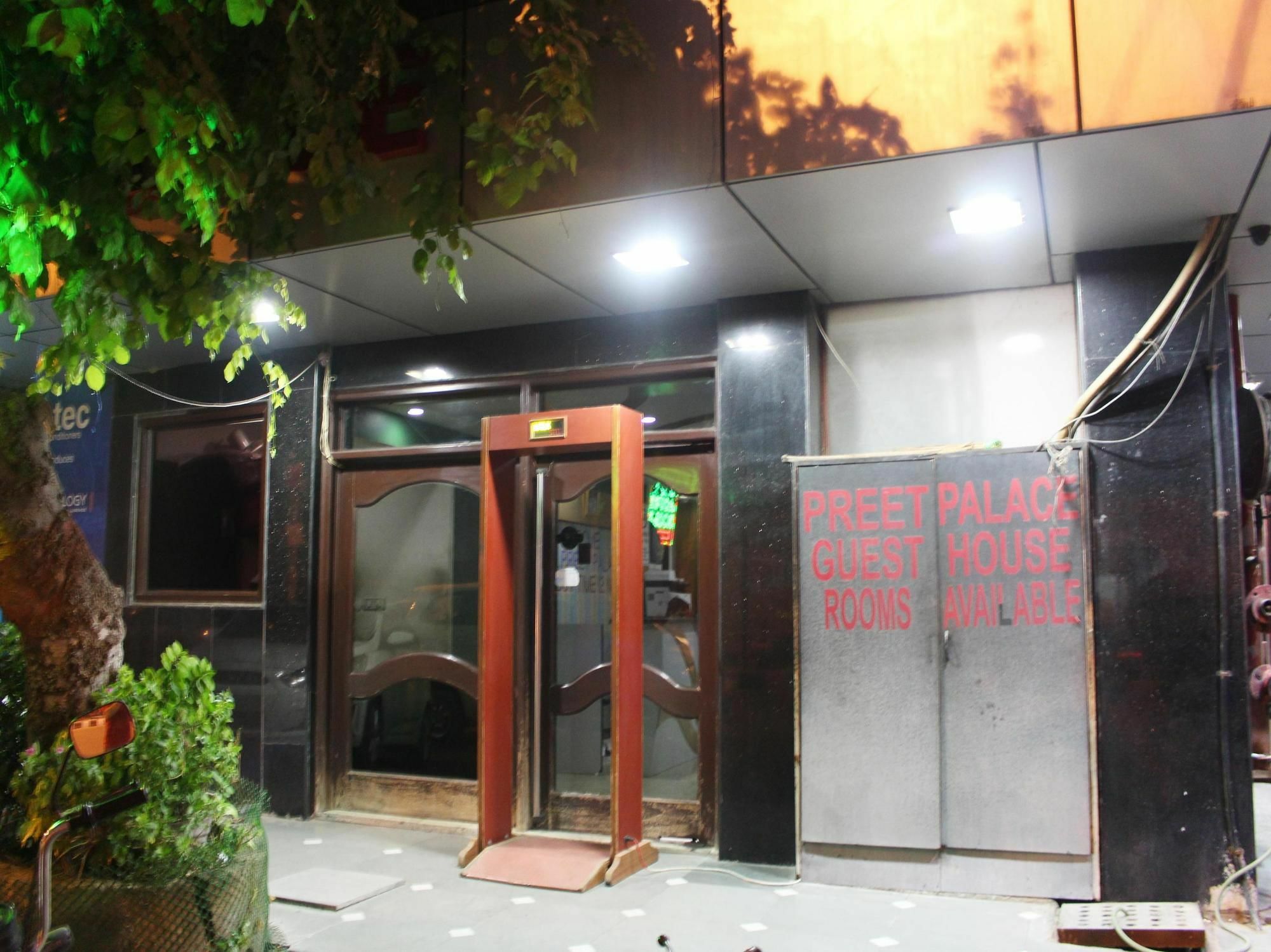 ניו דלהי Oyo 2705 Hotel Preet Palace מראה חיצוני תמונה